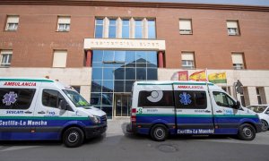 19/03/2020.- Dos ambulancias con personal médico llegan a la residencia en Tomelloso (Toledo) este jueves donde 14 ancianos han muerto en las últimas horas víctimas del coronavirus. EFE/Ismael Herrero