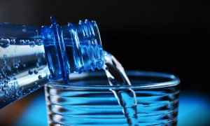 La demanda de agua ha llegado a dispararse en más de un 70% en algunos supermercados desde que la población comenzó a alarmarse por el coronavirus. PIXABAY