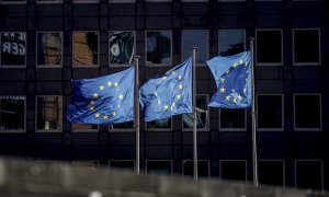 Banderas de la UE, delante del edificio de la Comisión Europea, en Bruselas. AFP/Kenzo Tribouillard