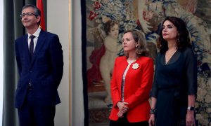 El gobernador del Banco de España, Pablo Hernández de Cos, con las ministras de Economía, Nadia Calviño, y de Hacienda, Maería Jesús Montero, en la toma posesión de su cargo. EFE