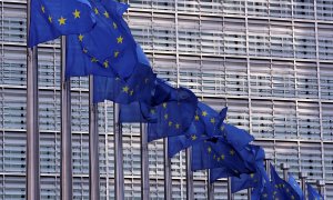 Banderas de la Unión Europea ondean frente a la sede de la Comisión Europea en Bruselas. REUTERS