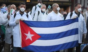 Médicos cubanos durante su llegada a Italia para ofrecer ayuda humanitaria. REUTERS
