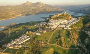 Vista panorámica del pueblo de Zahara de la Sierra. ANDRÉS BARRERA