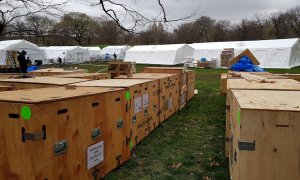 31/03/2020.- Detalle de las cajas que contienen las camas y aparatos respiratorios para el hospital de emergencia en Central Park. / EFE - JORGE FUENTELSAZ