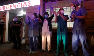 Varios sanitarios del Hospital Universitario de La Princesa salen para agradecer los aplausos de los madrileños desde las ventanas y balcones de sus casas. EFE/Juanjo Martín