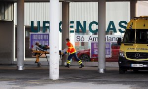 Una ambulancia llega con un enfermo a las urgencias del Hospital Lucus Augusti, en Lugo. EFE/Eliseo Trigo