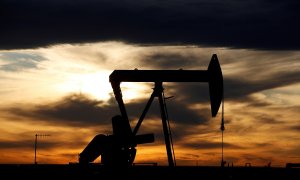 El sol se pone detrás de un gato de la bomba de petróleo crudo en una plataforma de perforación en la cuenca del Pérmico en el condado de Loving, Texas, Estados Unidos.(REUTERS / Angus Mordant)