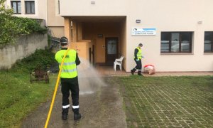 La UME desinfecta residencias e imparte formación a bomberos