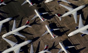 Aviones de pasajeros de Delta Air Lines aparcados en el aeropuerto de Birmingham-Shuttlesworth International Airport (Alabama, EEUU), debido a las restricciones de vuelos establecidas por la covid-19./REUTERS/Elijah Nouvelage​