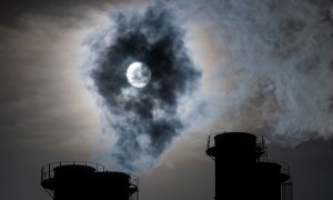 El sol brilla a través del vapor que sale de las chimeneas de una planta de energía. REUTERS / Maxim Shemetov