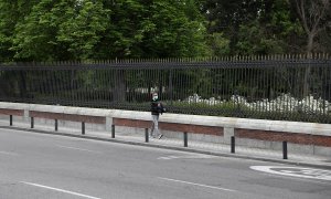 Un hombre camina por una acera estrecha en Madrid. (REUTERS/Sergio Pérez)