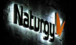 El logo de Naturgy, en su sede de Madrid, por la noche. E.P.