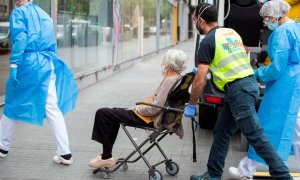 La Generalitat está trasladando ancianos con un elevado nivel de dependencia y enfermos de covid-19, procedentes de geriátricos que carecen de condiciones para atenderlos, a la residencia medicalizada abierta en Barcelona. EFE/ Marta Pérez