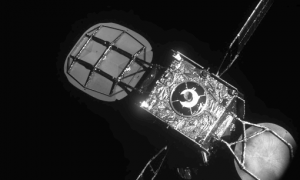 Foto del Intelsat-901, con la Tierra  abajo al fondo, tomada por el satélite auxiliar MEV-1 a 20 metros de distancia.- NORTHROP GRUMANN