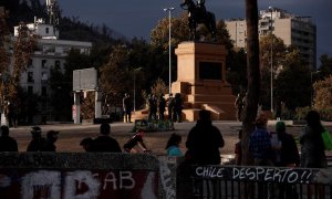 27/04/2020.- Cerca de dos docenas de manifestantes protestasn contra el Gobierno de Sebastián Piñera y por la celebración del día del Carabinero. / EFE -  Alberto Valdés