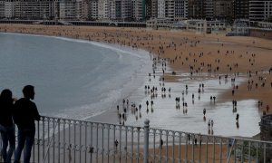 ista de la playa de La Concha de San Sebastián, este sábado, en la primera jornada que está permitido hacer deporte o pasear al aire libre desde que se decretara la lareta sanitaria a causa de la pandemia de coronavirus COVID-19. EFE/Javier Etxezarreta