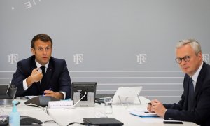 El presidente francés, Emmanuel Macron, con el ministro de Economía y Finanzas, Bruno Le Maire,  durante una videoconferencia con empresarios en  el Palacio del Elíseo, en París (Francia). REUTRERS/Ludovic Marin / Pool