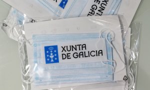 Mascarillas que se repartieron en las farmacias con el logo de la Xunta.  /Alba Tomé