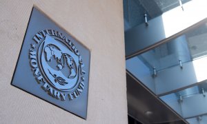 El logo del FMI en la entrada de la sede del organismo en Washington. AFP/Saul Loeb