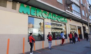 Varias personas  hacen cola guardando la distancia social para poder entrar a comprar en un supermercado Mercadona de Madrid. E.P./Marta Fernández