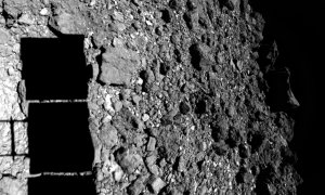 Sombra de la sonda Hayabusa sobre el asteroide Ryugu durante su acercamiento el año pasado./JAXA