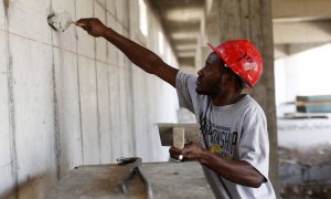 Un trabajador extranjero durante su jornada laboral en la construcción.- EFE