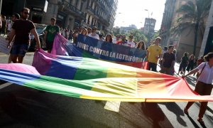 Pla general d'una bandera en defensa del moviment LGTBI a la manifestació de la comissió unitària el 30 de juny de 2018 (horitzontal)