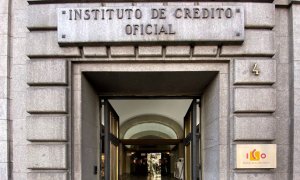 Una de las puertas de acceso de la sede del ICO (Instituto del Crédito Oficial), en el Paseo del Prado de Madrid (España). E.P./Eduardo Parra