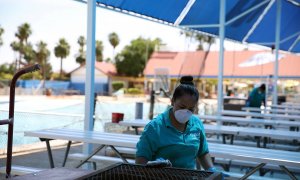 Una trabajadora desinfecta un merendero en un parque de Mesa, Arizona (EE.UU)./REUTERS