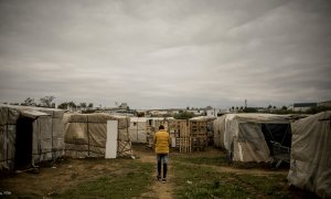 Un migrante subsahariano camina hacia la cabaña donde vive en Lepe, Huelva. Más de 1.400 migrantes viven en pésimas condiciones solo en la localidad, llegando a 3.000 en la provincia onubense.- JAVIER FERGO