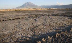 Yacimiento de Engare Sero, con el volcán Ol Doinyo Lengai  al fondo y las huellas en primer plano./ CHATHAM UNIVERSITY