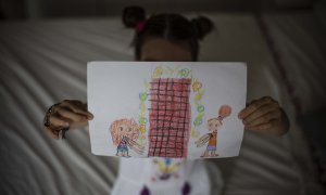 V., de nueve años, muestra un dibujo que resume su confinamiento, separa de su mejor amiga.- JAIRO VARGAS