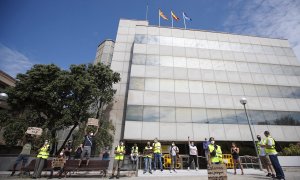 Una docena de trabajadores afectados por ERTE de fuerza mayor y que todavía no han cobrado el paro protestan ante la delegación del SEPE en Barcelona. /EFE