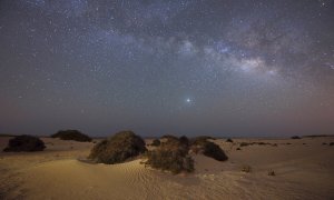 Vista de la Vía Láctea sobre el Parque Natural de la Dunas de Corralejo en Fuerteventura. EFE/ Carlos De Saá