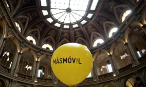 Un globo con el logo del operador MásMóvil, en el patio de negociación de la Bolsa de Madrid, el día del comienzo de su cotización en el mercado, en julio de 2017. REUTERS/Juan Medina