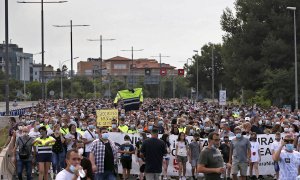 GRAFCAT7700. BARCELONA, 02/06/2020.- Cientos de personas han participado este martes en una protesta contra el cierre de las plantas de Nissan en Barcelona ante un concesionario de Renault de Esplugues de Llobregat (Barcelona) para interpelar a la marca f