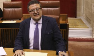 El presidente del grupo parlamentario Vox, Francisco Serrano, en su escaño en el Parlamento de Andalucía. E.P./María José López