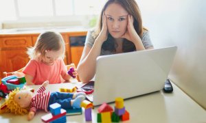 Hay señales tempranas de que las mujeres científicas, al estar dedicando más tiempo a cuidar y a la educación de los hijos en casa, están publicando menos. / Adobe Stock