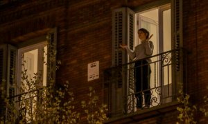 Mujer aplude en el balcón durante el confinamiento. Ricardo Rubio / Europa Press
