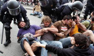 Antidisturbios de los Mossos desalojan plaza Catalunya en mayo de 2011 / Reuters