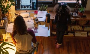 Una mujer realiza teletrabajo en su casa. / EFE/Enric Fontcuberta/Archivo