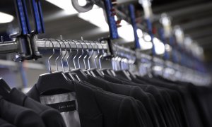 Chaquetas de la marca Zara, en la factoría de Inditex en su sede central en la localidad coruñesa de Arteixo. AFP/Miguel Riopa