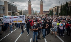 Una multitud de persones es concentra durant una nova manifestació de treballadors de Nissan, aquesta vegada a la Plaça d'Espanya, com a protesta per l'anunci, fa dues setmanes, del tancament per part de la companyia d'automòbils de les plantes de la Zona