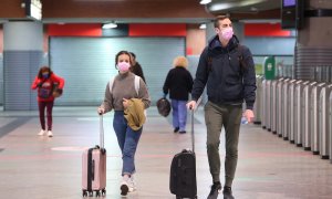 Viajeros con mascarilla en la estación de Atocha. EUROPA PRESS