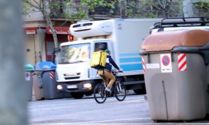 Un rider de Glovo travessant el carrer Aribau de Barcelona el 14 d'abril del 2020. ACN/Aina Martí