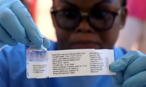 Una trabajadora de la Organización Mundial de la Salud (OMS) se prepara para administrar una vacuna durante una campaña destinada a combatir un brote de ébola en la ciudad portuaria de Mbandaka, República Democrática del Congo. REUTERS / Kenny Katombe / A