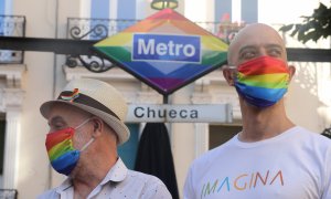 Representantes de asociaciones LGTBI, en el Metro de Chueca, con mascarillas arcoiris. / EUROPA PRESS - Marta Fernández