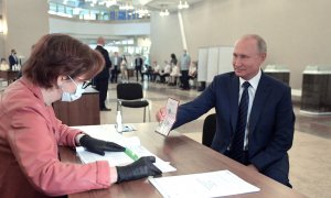 El presidente ruso, Vladímir Putin, durante la votación para la reforma constitucional. / EFE - EPA/ALEXEI DRUZHININ