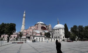 02/07/2020.- Una mujer vestida con un hiyab toma fotografías este jueves frente el Museo de Santa Sofía en Estambul. De acuerdo a los medios locales, un juzgado turco retrasó la decisión acerca de si este edificio declarado por la Unesco Patrimonio de la