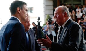 Pedro Sánchez conversa con Juan Carlos I en presencia de Felipe González durante el funeral de Alfredo Pérez Rubalcaba. - EFE